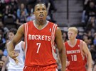 TROJIKA. Kyle Lowry z Houstonu Rockets slaví úspnou stelu.