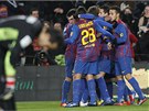 VEDEME! Fotbalisté Barcelony oslavují gól do sít host ze San Sebastianu.