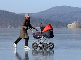 Zamrzlé Máchovo jezero láká desítky lidí. Tak przraný a hladký led jako letos