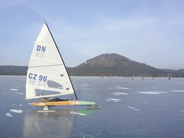Zamrzlé Máchovo jezero láká i lední jachtae, kteí na nm o víkendu uspoádali...
