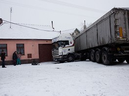 Kamion se na zledovatl silnici v Kasejovicch vzpil a zastavil se a tsn