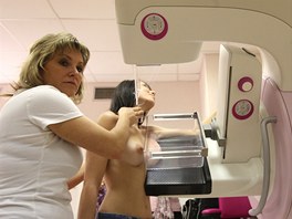 Laborantka Lada Ekrov provd devatenctilet studentce Bet mamografick