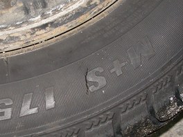 Jedna z propchnutch pneumatik vozidel stojcch nedaleko pohostinstv v