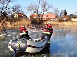 ...hasii si na vysekaném míst v ledu cviili rzné zpsoby záchrany lidí, pod