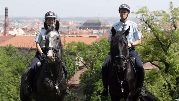 Stráníci mstské policie na koních hlídkují na Petín.