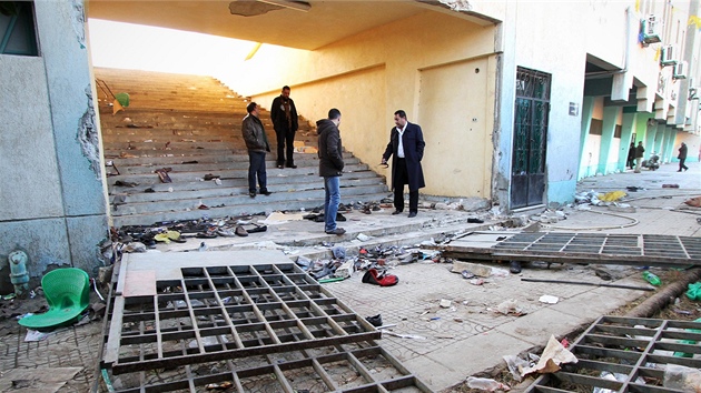 Poár na fotbalovém stadionu v Káhie, který zaloili fanouci natvaní kvli peruení zápasu poté, co vypuklo násilí na stadionu ve mst Port Saíd. (1. února 2012)