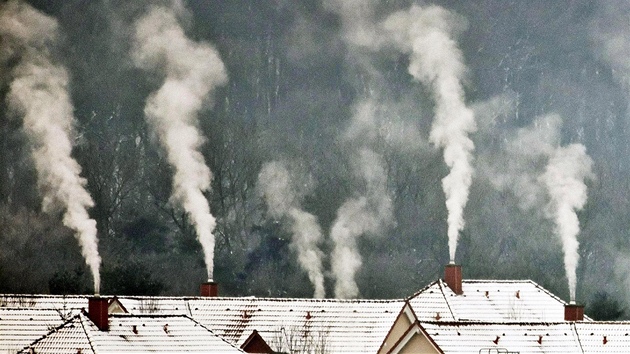 Dýmající komíny v německém Výmaru (8. února 2012)