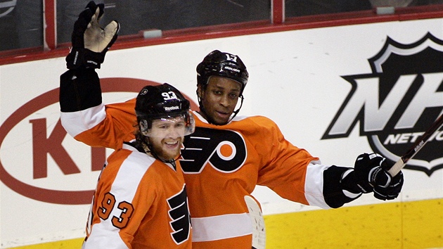 Wayne Simmonds  (vpravo) a Jakub Voráek slaví branku.