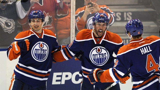 Sam Gagner z Edmontonu (vprosted) slav se spoluhri jeden ze svch ty gl do st Chicaga.