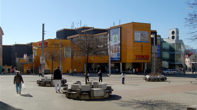 Obchodní dům Tesco (dříve Ještěd) od slavných architektů Hubáčka a Masáka byl jednou z prvních strukturalistických staveb v Evropě a dostal se do učebnic architektury. V roce 2009 padl kvůli stavbě obchodního centra Forum.