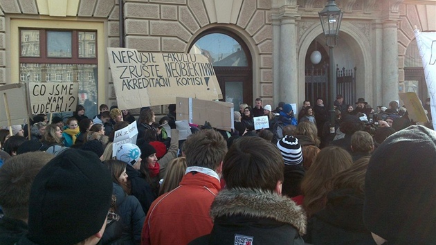 Ti stovky student demonstrují ped plzeskou právnickou fakultou proti