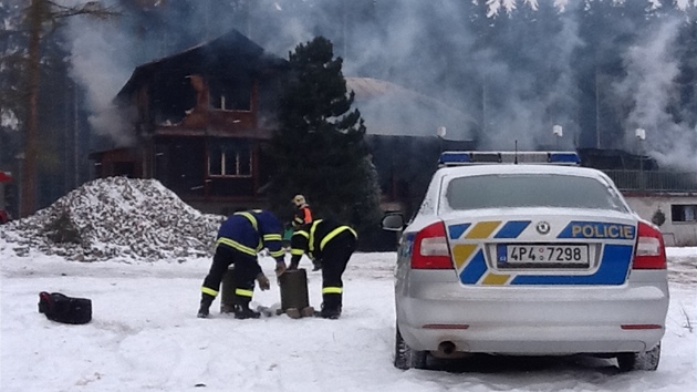 Hasi�i likvidují po�ár hlavní budovy v rekrea�ním st�edisku Lesanka u Volduch. 