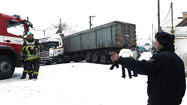 Kamion se na zledovat�lé silnici v Kasejovicích vzp�í�il a zastavil se a� t�sn�