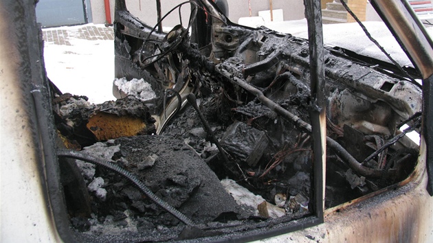 Oho�ela dodávka, kterou se majitel pokusil rozeh�át elektrickým p�ímotopem.