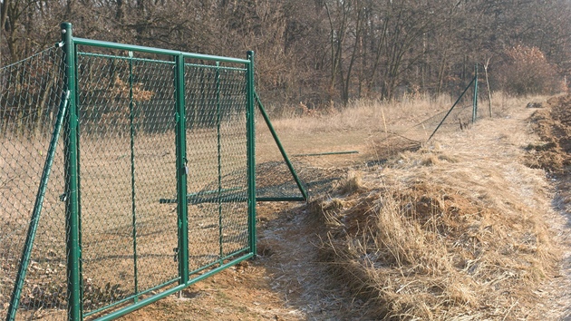 Naerno postaven plot ve Stelicch u Brna nkdo z sti zboural (1. nora 2012)