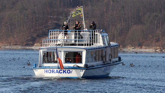 I v mrazivém počasí vyrazily na palubě lodi Horácko na Dalešickou přehradu dvě desítky lidí.