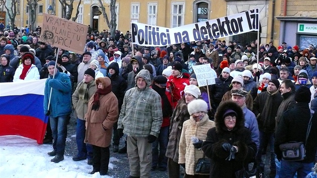 Lidé v Trenčíně vyrazili do ulic protestovat proti politikům.