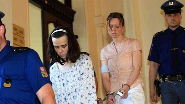Kateřina a Klára Mauerovy přicházejí k soudu v kauze Kuřim. (24.6.2008)