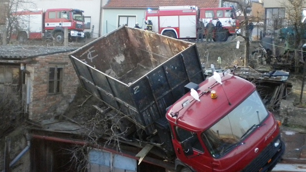 V Boovicích na Vykovsku sjela nezajitná avie, kterou nikdo neídil, ze...