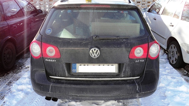 Volkswagen Passat s praskou poznvac znakou na 79. kilometru dlnice D1 18. ledna zpomalil tak, e cisterna po smyku skonila ve svodidlech.