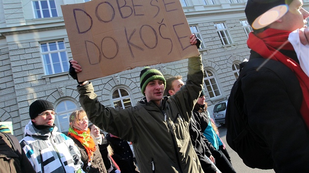 Pochod brnnských vysokokolák proti reformám zaal ped kinem Scala a skonil