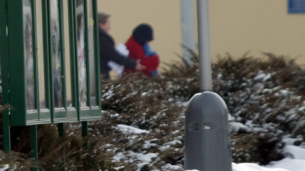 Barbora Škrlová v červené mikině 8. února po 13:00 odjela autem s ostravskou značkou z věznice ve Světlé nad Sázavou na Havlíčkobrodsku.