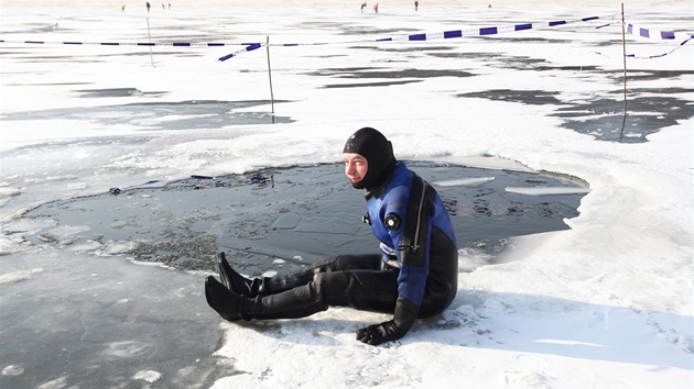 Stráníci varují Brany ped ledem na zamrzlé pehrad. Ilustraní snímek