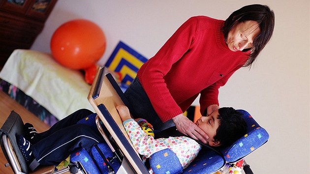 Pstounka Dana Horelianová peuje o postieného Sau; ilustraní foto