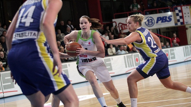 PÍMO NA KO. Brnnská basketbalistka Alena Hanuová (v bílém) pekvapuje