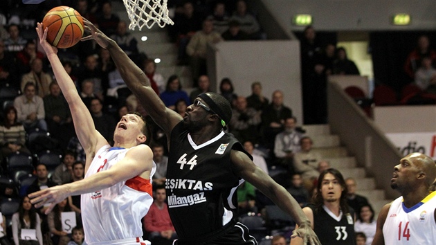 BLOK. Tenhle útok pardubických basketbalist (v bílém) úspchem neskonil.