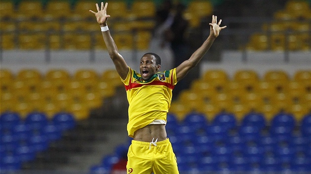 POSTUPUJEME! Fotbalový záložník Seydou Keita oslavuje postup svého Mali ze