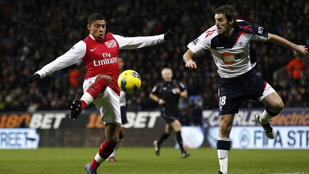 NETREFIL SE. Alex Oxlade-Chamberlain, talent z Arsenalu (vlevo), zkou pelstt Sama Rickettse z Boltonu.
