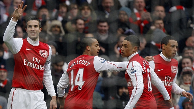 HATTRICK. Fotbalisté Arsenalu se radují, Robin van Persie (vlevo) vstelil svj