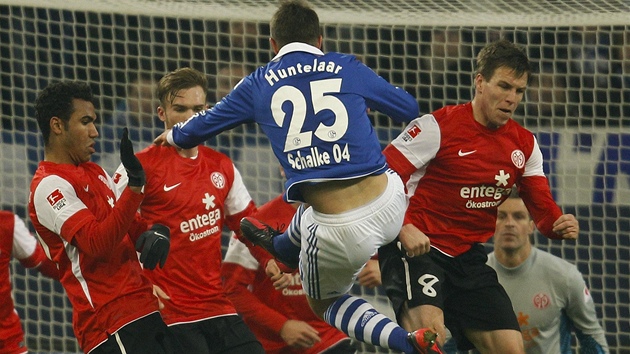 Klaas-Jan Huntelaar z Schalke se snaí z pímého kopu propálit ze hrá Mohue.