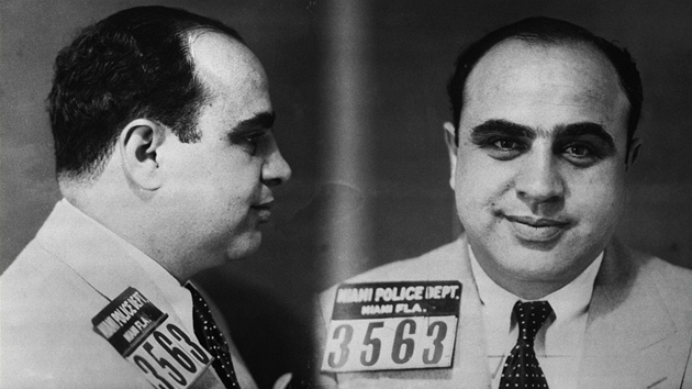 Nebýt hustého tmavého obočí, vypadal by Al Capone nakonec docela dobrácky.