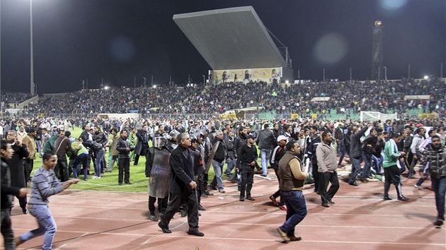 Bitka na fotbalovém stadionu v egyptském mst Port Saíd se zvrhla v masakr (1....