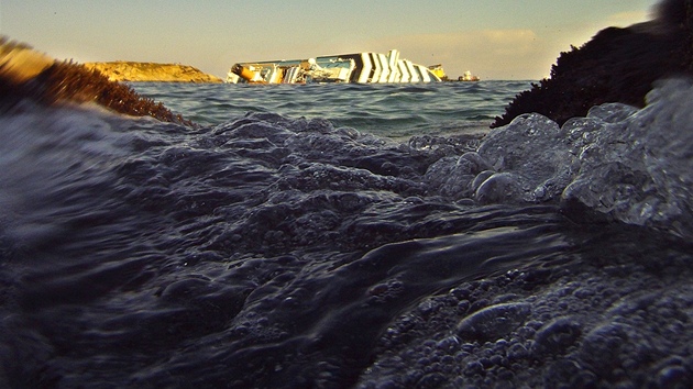 Vrak lodi Costa Concordia u ostrova Giglio (5. února 2012)