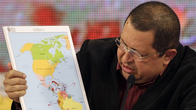 Venezuelský prezident Hugo Chávez drí mapu Jiní Ameriky bhem zasedání