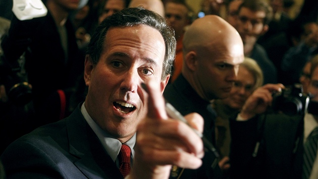 Rick Santorum mluví v davu p�íznivc� b�hem primárek ve m�st� St. Charles ve