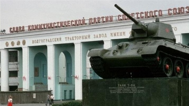 Tank T-34 p�ed traktorovým závodem ve Volgograd� na snímku z roku 1997