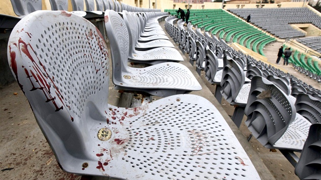 Zkrvaven sedadlo v hlediti fotbalovho stadionu v egyptskm Port Sadu. (2. nora 2012)