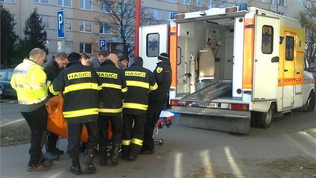 U transportu obézní �eny z Neratovic museli asistovat i hasi�i.