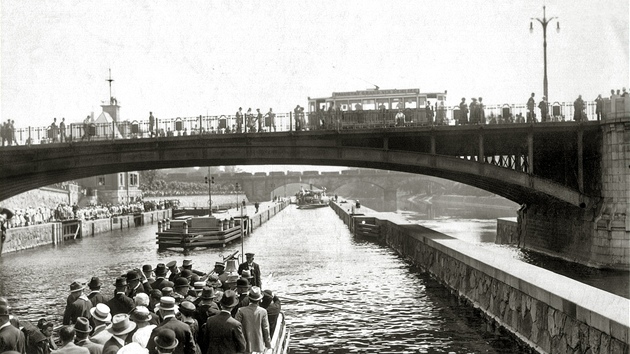 Výletní parník pluje pod Hlávkovým mostem v Praze (snímek z roku 1921)