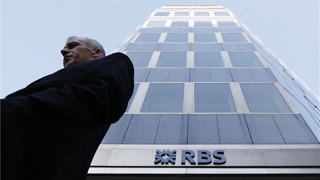 Mu prochází kolem sídla banky RBS v Londýn. (Ilustraní snímek)