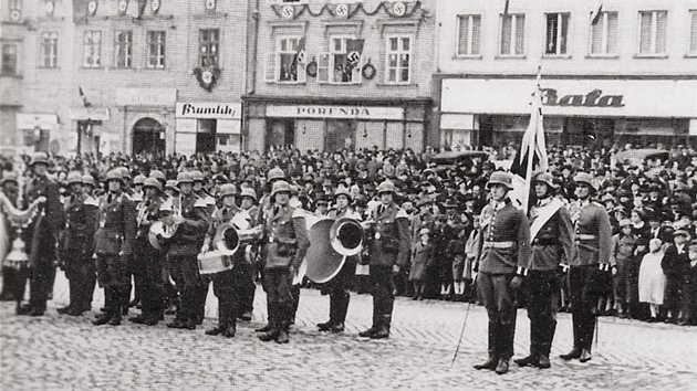 Před jihlavskou prodejnou Baťa kdysi mašírovali vojáci ve službách Adolfa