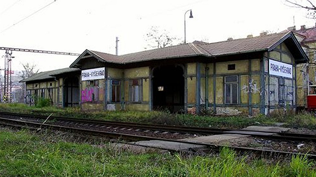 Chátrající pražské železniční nádraží Vyšehrad. Tato budova již byla zbourána.