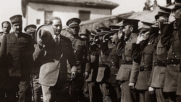 Předseda turecké vlády Mustafa Kemal Atatürk (s kloboukem) při inspekční