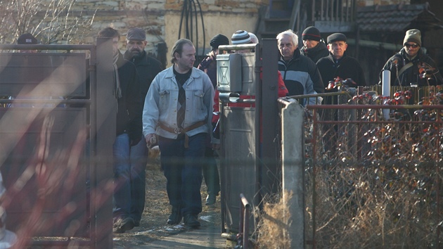 Obviněný z trojnásobné vraždy při rekonstrukci jednoho z činů v Lípě nad Orlicí (muž bez čepice ve světlé bundě mezi kriminalisty), 31. ledna 2012