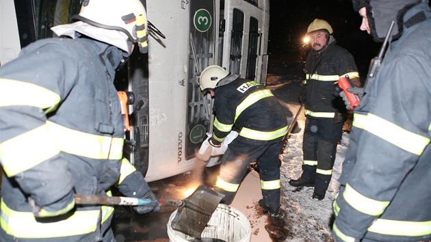 Pevrácený kamion zablokoval silnici . 14 z Rychnova do Náchoda u obce