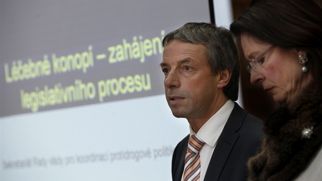 Poslanec Pavel Bém  a éfka Snmovny Miroslava Nmcová hovoí o zahájení...